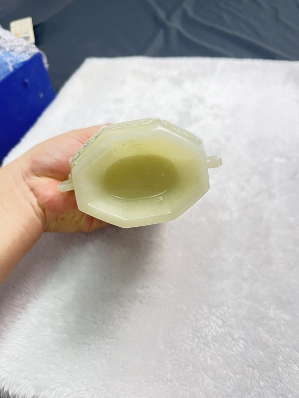 和田玉宝相花纹顾首龙耳兽顶盖瓶 - 图14