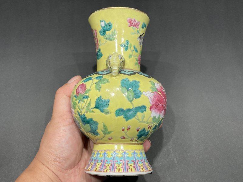 清光绪 黄地粉彩花卉象耳尊一对 - 图6