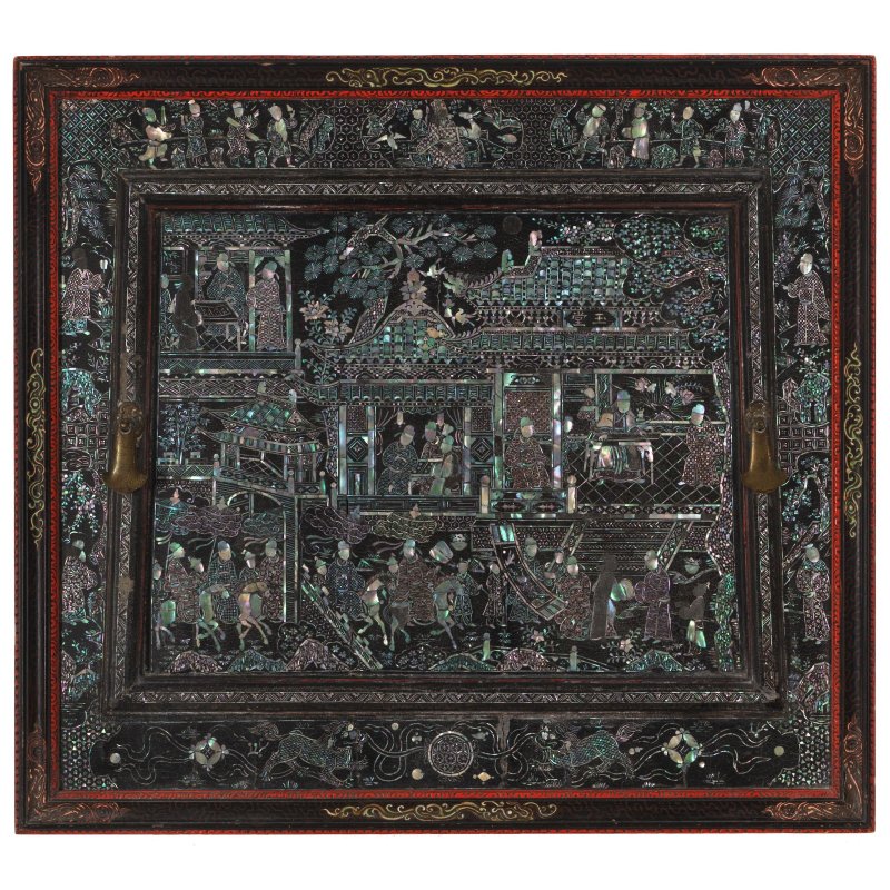十七/十八世紀 黑漆嵌螺鈿玉堂人物圖屏 | A MOTHER-OF-PEARL-INLAID BLACK LACQUERED 'PAVILION' PANEL - 图4