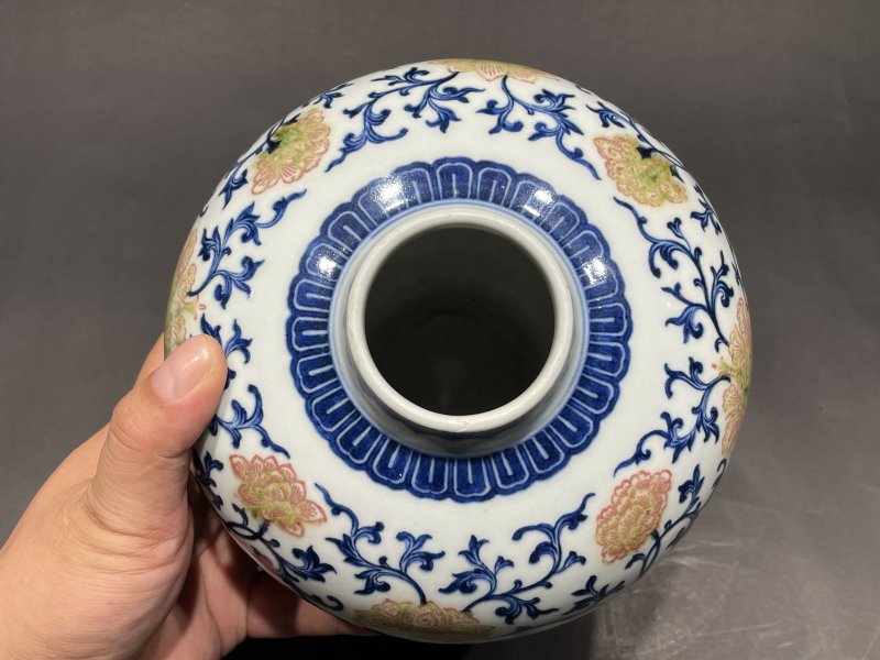 清乾隆 青花釉里红缠枝花卉纹梅瓶 - 图9