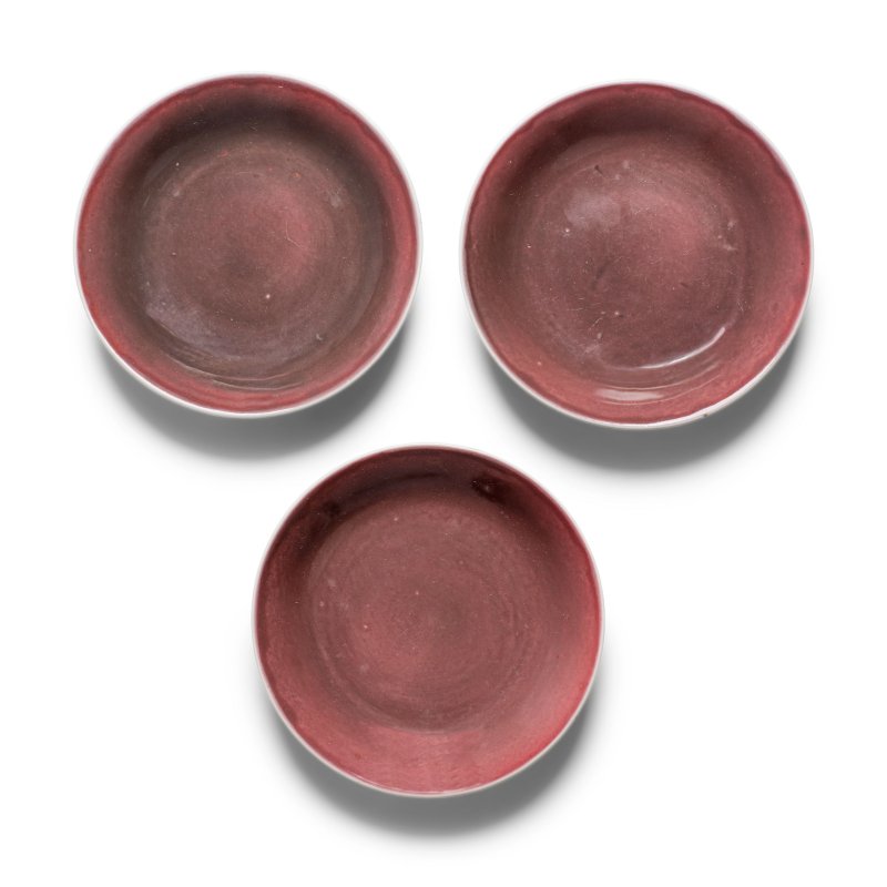 清乾隆 紅釉小盤一組三件 | THREE COPPER-RED-GLAZED SMALL DISHES - 图3