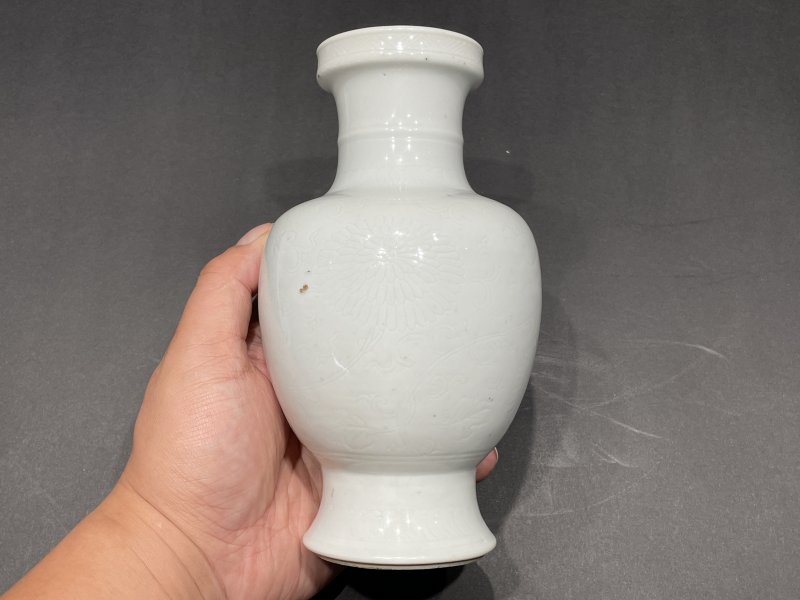 清康熙 白釉暗刻花卉纹盘口瓶 - 图5