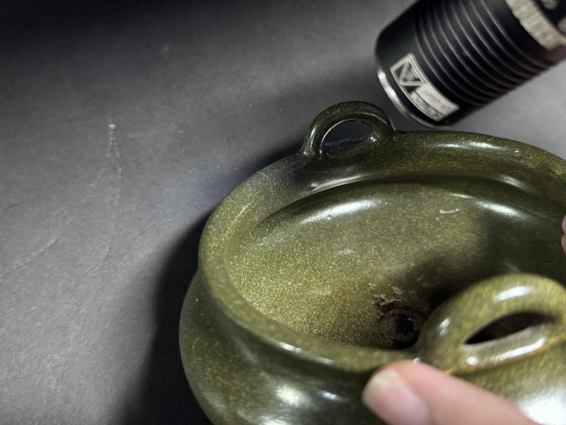 清乾隆 茶叶末釉双耳三足炉（带木座） - 图8