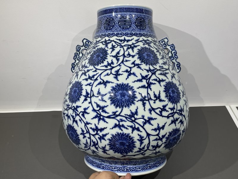 清乾隆 青花缠枝莲纹鹿头尊 - 图2