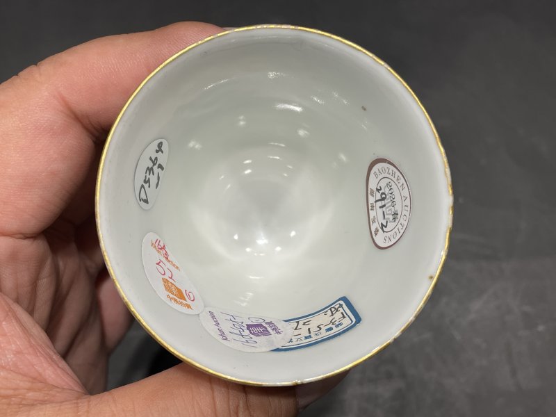清道光 嶰竹主人造沥粉海水纹粉彩人物故事图铃铛杯一对 - 图6