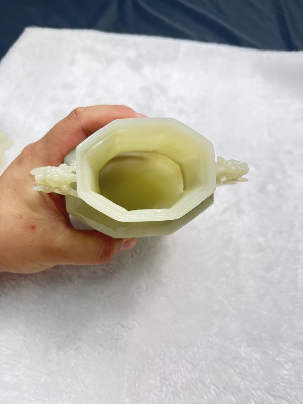和田玉宝相花纹顾首龙耳兽顶盖瓶 - 图15