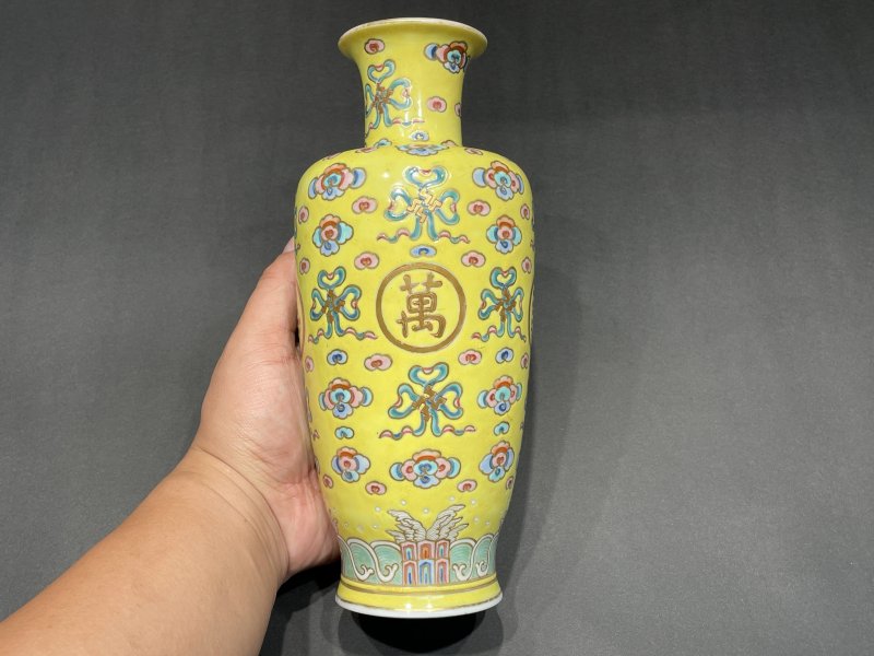 清同治 黄地粉彩万寿无疆纹瓶一对 - 图10
