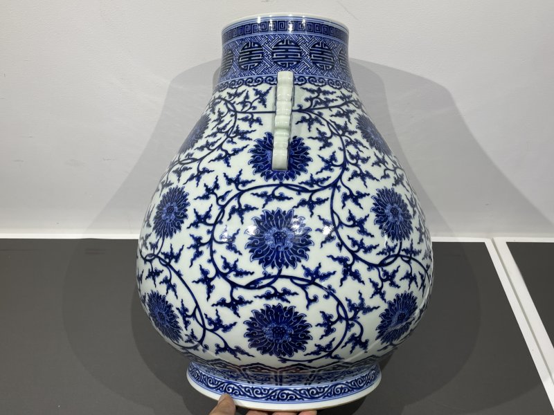 清乾隆 青花缠枝莲纹鹿头尊 - 图3