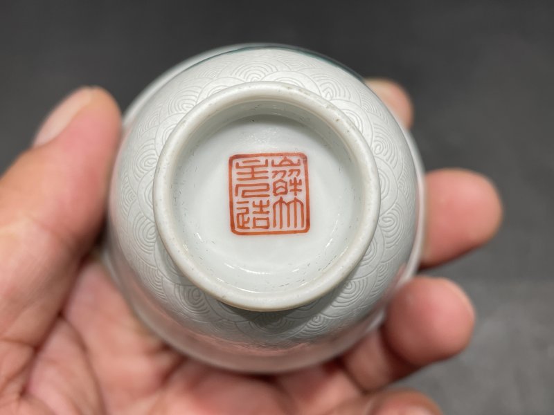 清道光 嶰竹主人造沥粉海水纹粉彩人物故事图铃铛杯一对 - 图7