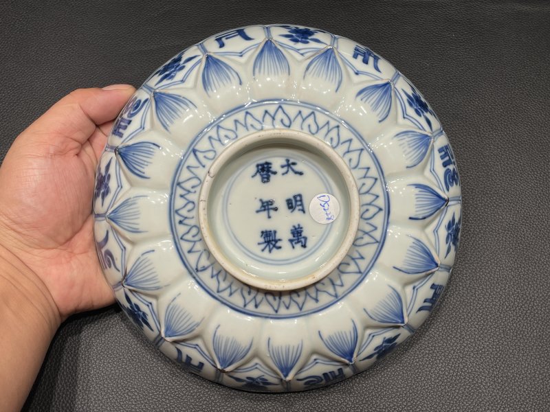 明万历 青花梵文莲瓣盘 - 图8