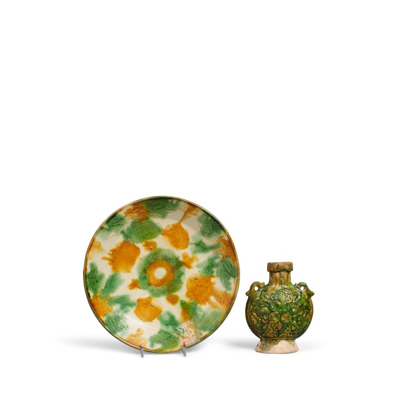 唐 三彩雙繫扁壺 | A SANCAI-GLAZED SMALL FLASK AND A MOULDED SANCAI 'FLORAL' DISH