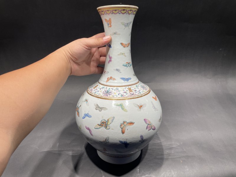 清光绪 粉彩百蝶纹赏瓶 - 图2