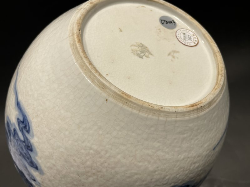 清乾隆 浆胎青花云龙七现天球瓶 - 图12