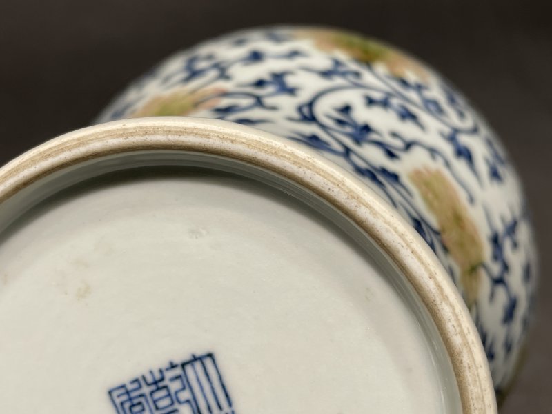 清乾隆 青花釉里红缠枝花卉纹梅瓶 - 图11