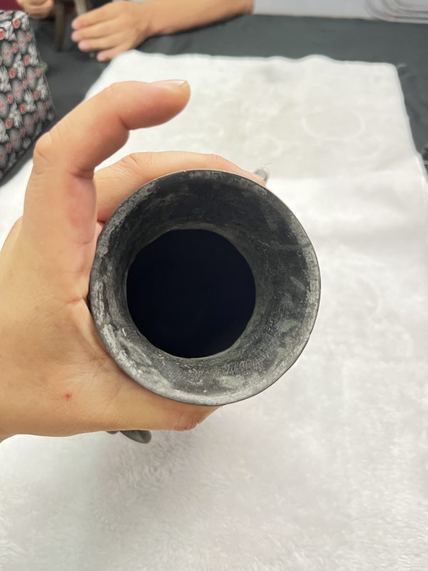 铜兽面双活环耳瓶 - 图5