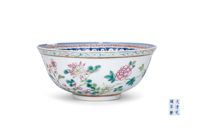 内青花缠枝花卉外粉彩花鸟纹碗