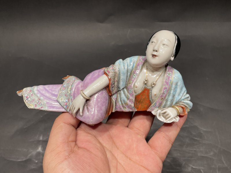 清中期 粉彩仕女人物造像摆件（带木座） - 图2