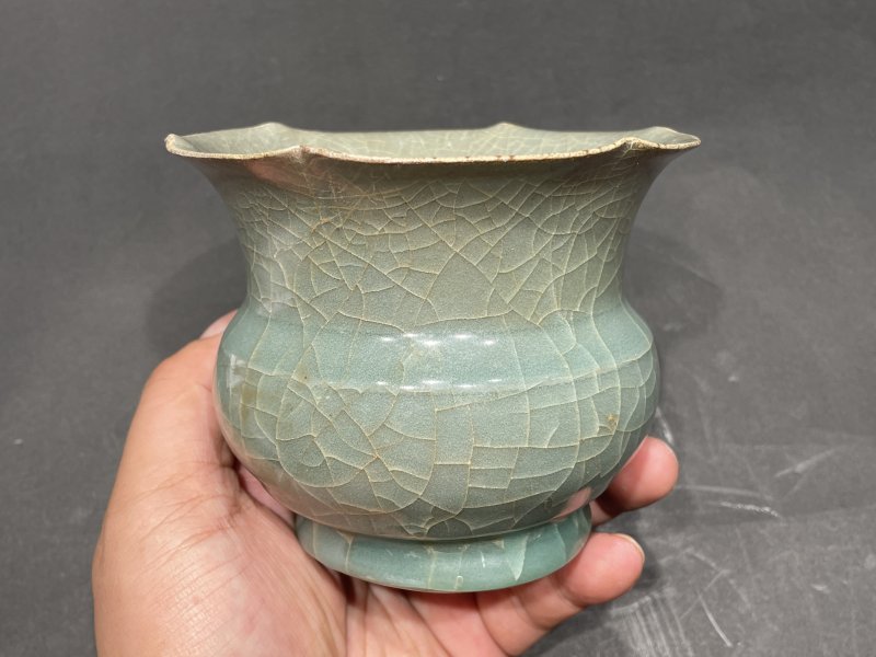 明 龙泉官窑花口花盆 - 图2