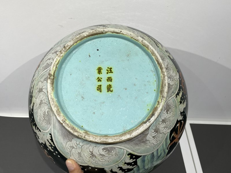 清宣统 江西瓷业公司款墨地粉彩云龙纹大天球瓶 - 图10