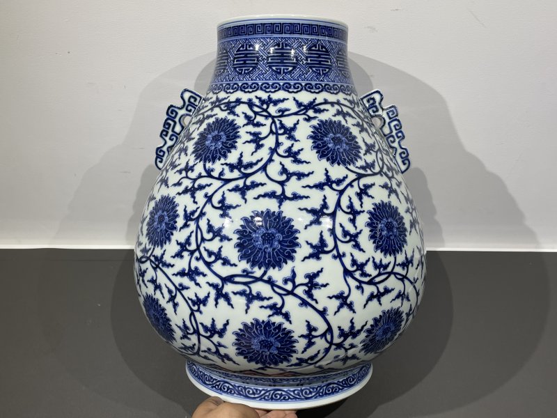 清乾隆 青花缠枝莲纹鹿头尊 - 图4