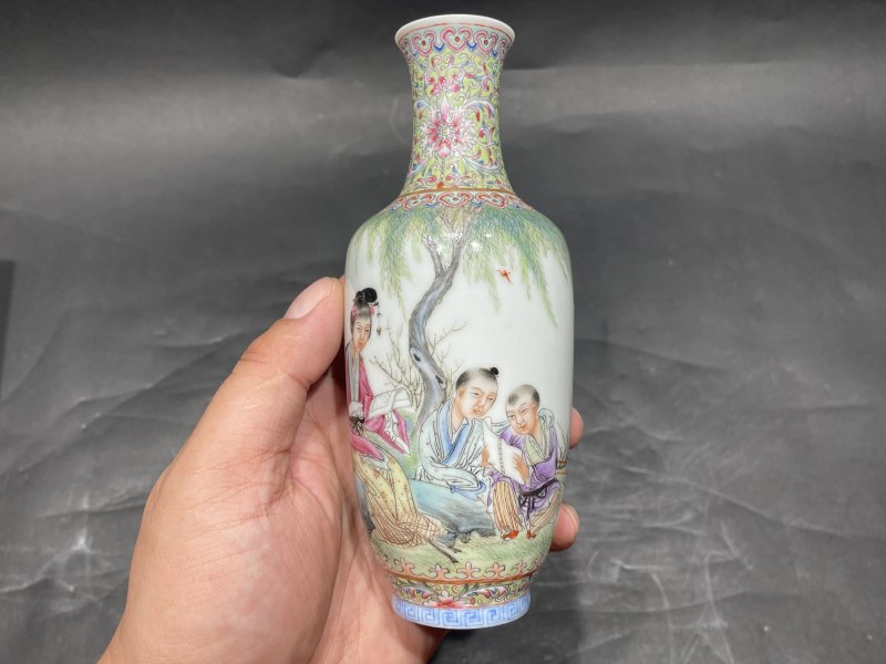 民国 粉彩堂前教子人物故事图小赏瓶一对（附原盒） - 图3