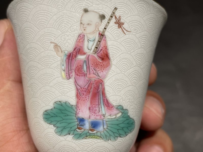 清道光 嶰竹主人造沥粉海水纹粉彩人物故事图铃铛杯一对 - 图8