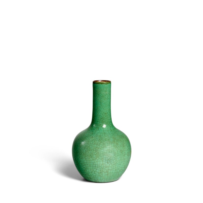 十八世紀 綠釉長頸瓶 | A GREEN CRACKLE-GLAZED VASE