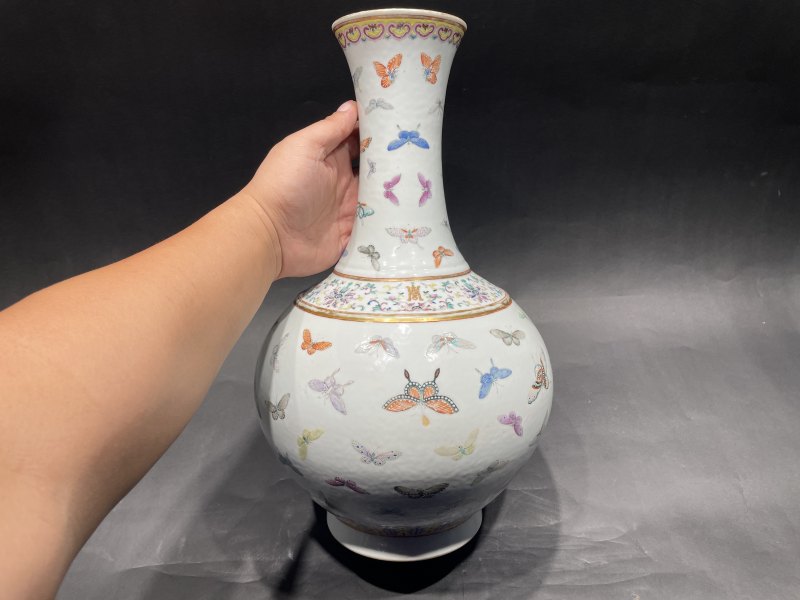 清光绪 粉彩百蝶纹赏瓶 - 图3