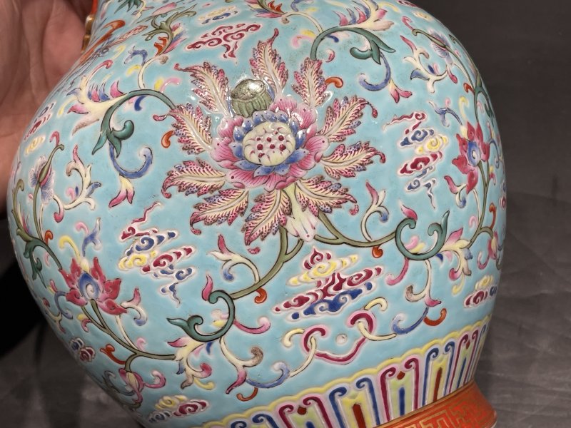 清乾隆 松石绿地洋彩福寿花卉如意万代双耳瓶 - 图9