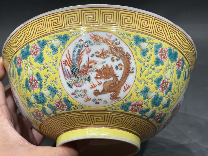 清光绪 黄地粉彩福禄万代开光龙凤纹碗 - 图4