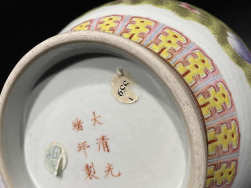 清光绪 粉彩花蝶纹赏瓶 - 图12
