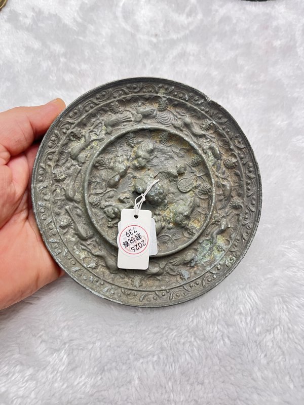 海兽葡萄纹桥钮铜镜 - 图2