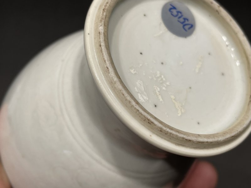 清康熙 白釉暗刻花卉纹盘口瓶 - 图8
