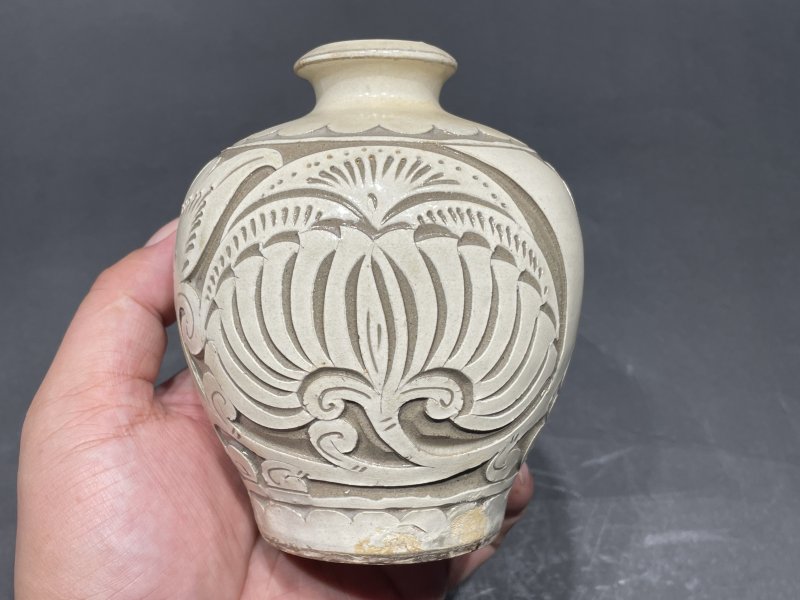 明 登封白沙窑白釉深刻剔花尊 - 图2