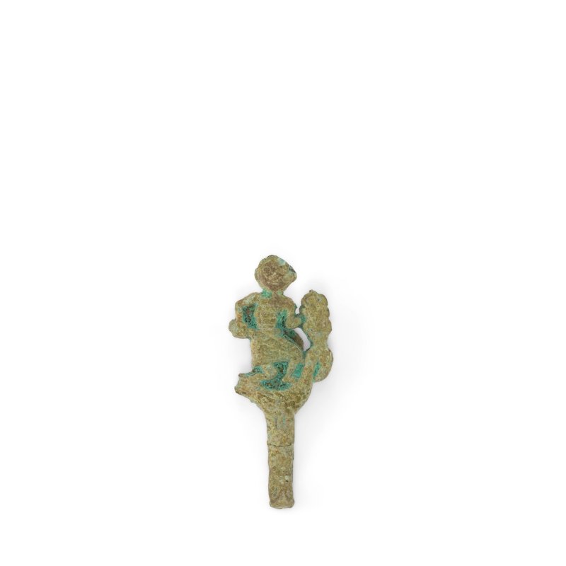 東周 青銅士兵形小帶鉤 獸紋嵌綠松石帶鉤 | TWO MINIATURE BRONZE BELTHOOKS AND A GILT-BRONZE MERCHANT FIGURE - 图2