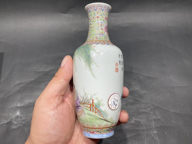 民国 粉彩堂前教子人物故事图小赏瓶一对（附原盒） - 图4