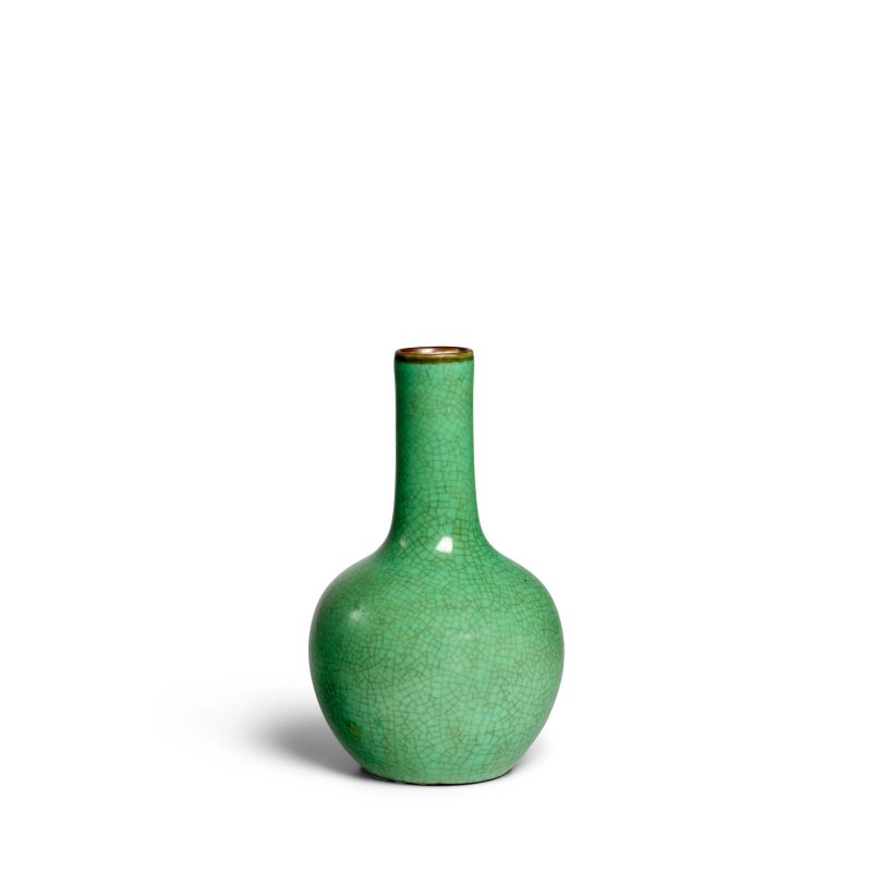 十八世紀 綠釉長頸瓶 | A GREEN CRACKLE-GLAZED VASE - 图2