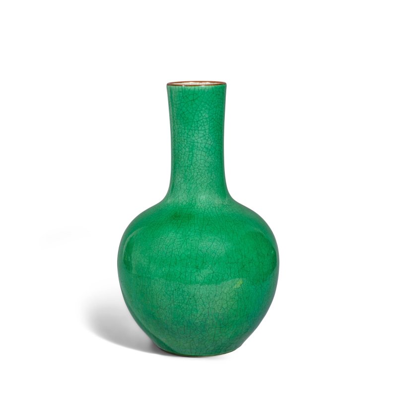 十八/十九世紀 蘋果綠釉長頸瓶 | AN APPLE-GREEN-GLAZED LONG NECK VASE