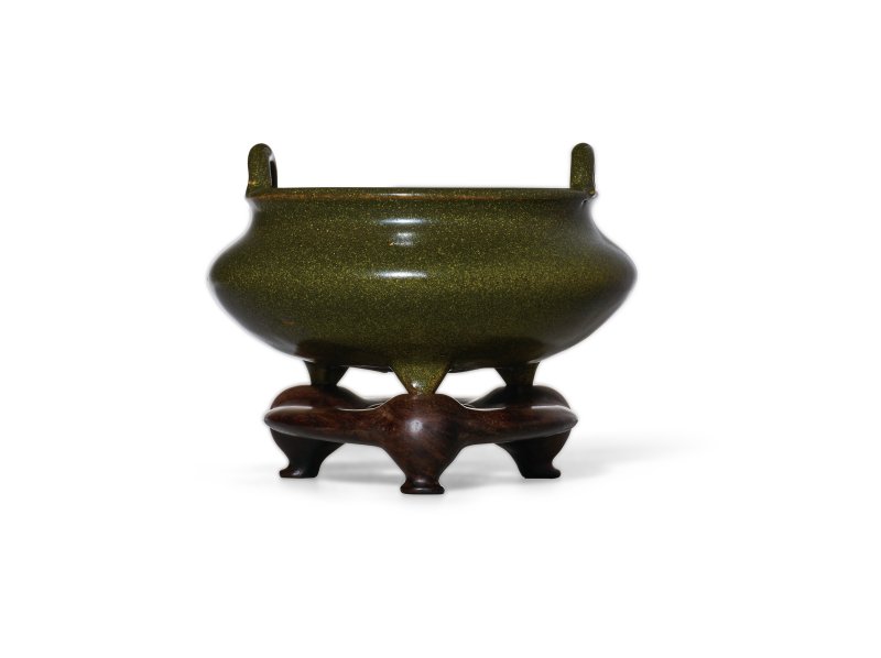 清乾隆 茶叶末釉双耳三足炉（带木座）