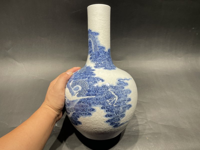 清乾隆 浆胎青花云龙七现天球瓶 - 图3