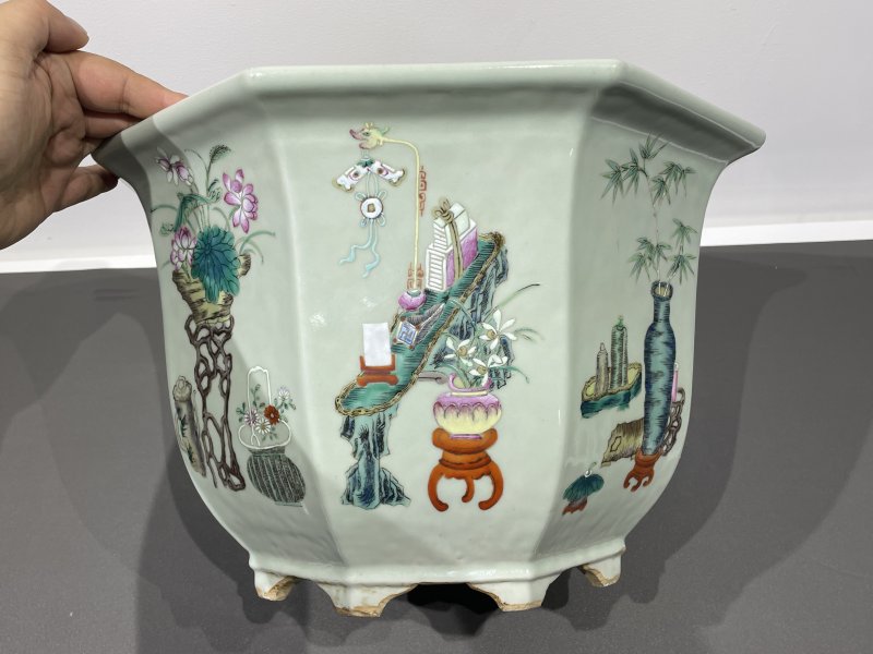 清乾隆 粉彩博古花卉花盆一对（带花几） - 图3