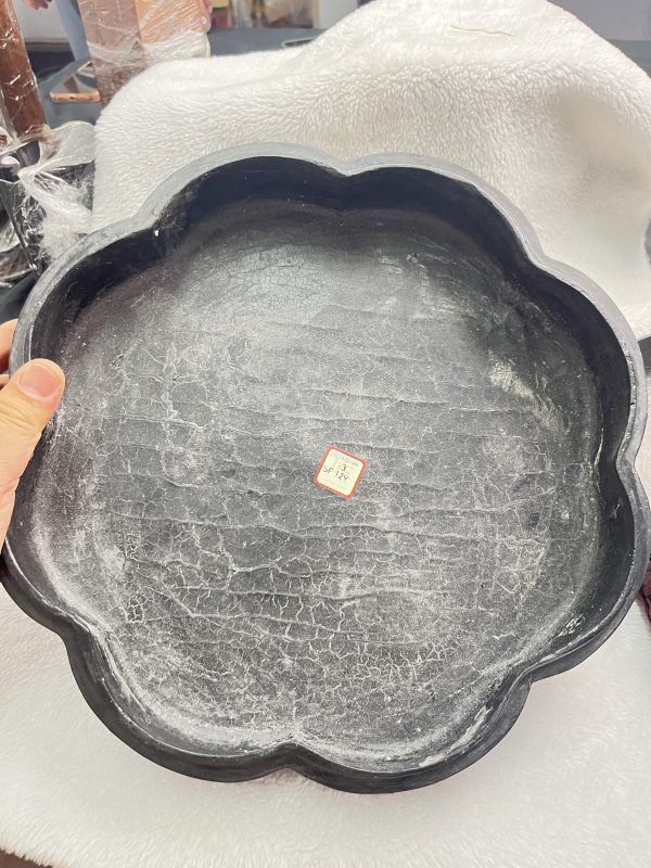 剔红庭院仕女纹花形捧盒 - 图5