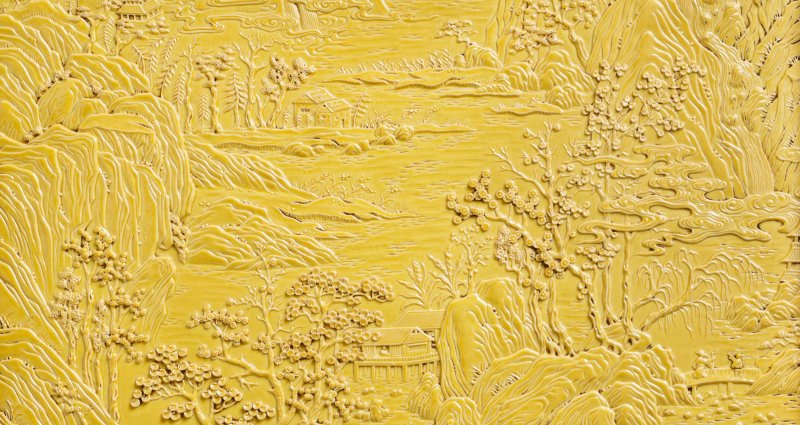 十九世紀 傳王炳榮作 黃釉雕山水圖瓷板 | A CARVED YELLOW-GLAZED 'LANDSCAPE' PORCELAIN PLAQUE - 图5
