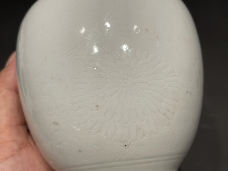 清康熙 白釉暗刻花卉纹盘口瓶 - 图9