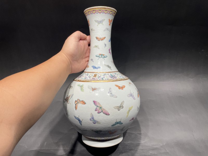 清光绪 粉彩百蝶纹赏瓶 - 图4