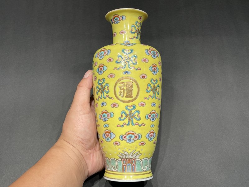 清同治 黄地粉彩万寿无疆纹瓶一对 - 图13
