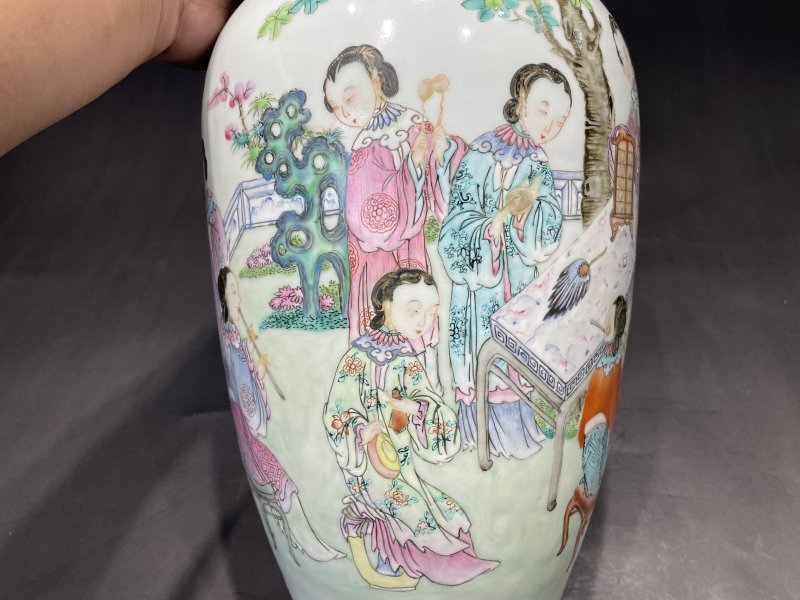 清乾隆 粉彩金线池人物故事图瓶 - 图6