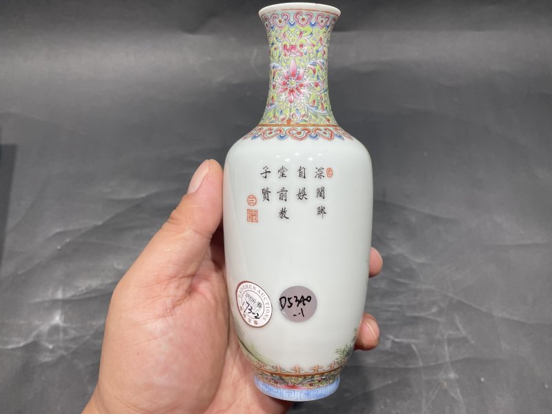 民国 粉彩堂前教子人物故事图小赏瓶一对（附原盒） - 图5