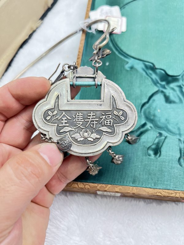 银花卉纹长命锁 - 图6