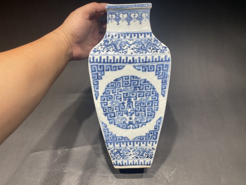 清乾隆 浆胎青花夔龙团寿纹方瓶 - 图2